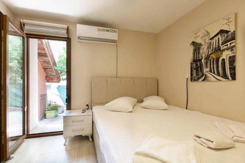 Double Room with Garden View image 3