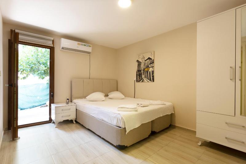 Double Room with Garden View image 2
