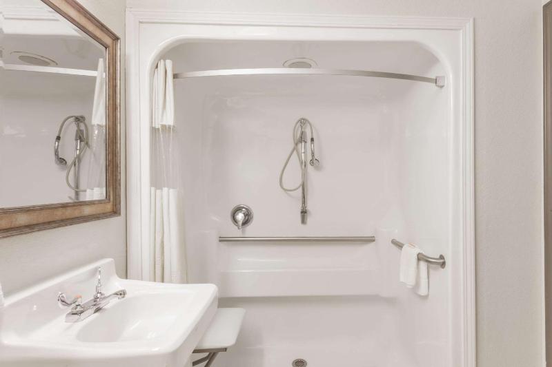 Double Room - Mobility Access/Non-Smoking image 2
