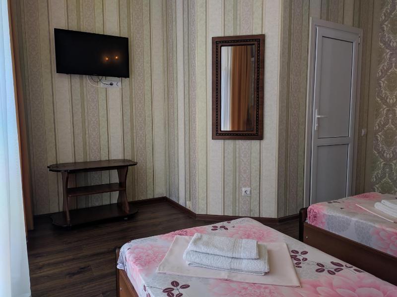 Twin Room with Private Bathroom image 3