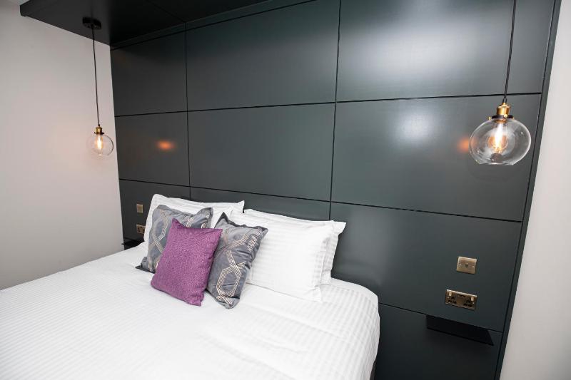 Standard King Room image 3