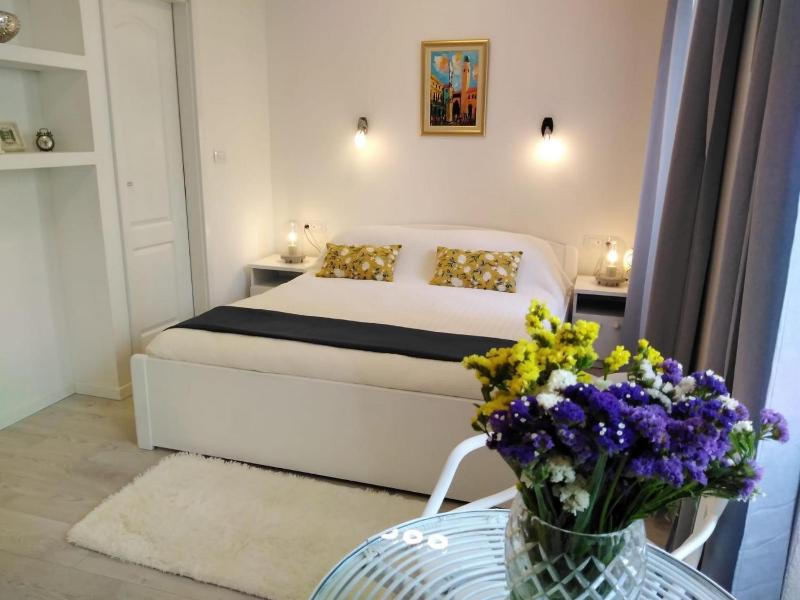 Studio Apartment with Patio image 1