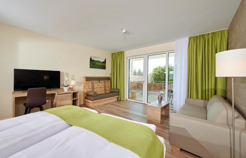 Deluxe Double Room with Balcony image 4