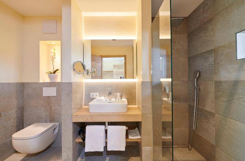Double or Twin Room with Balcony image 4