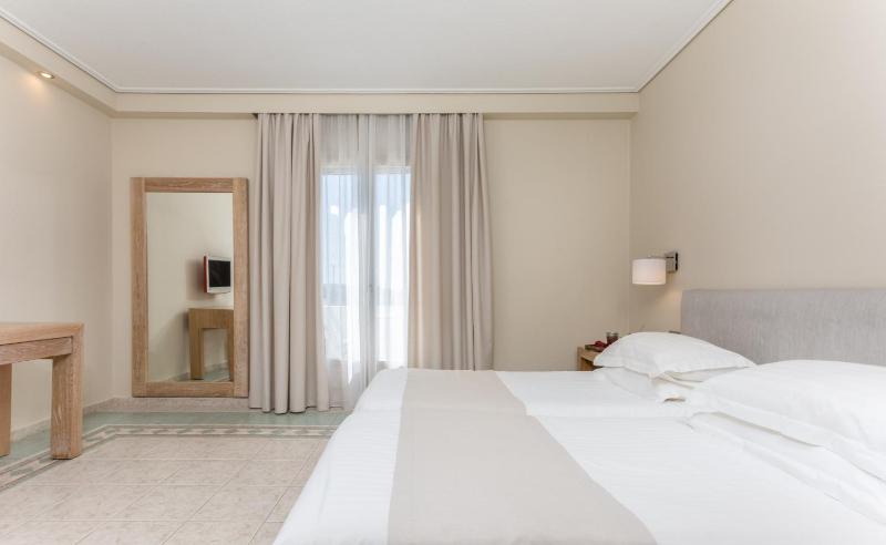 Superior Double or Twin Room with Street View image 4