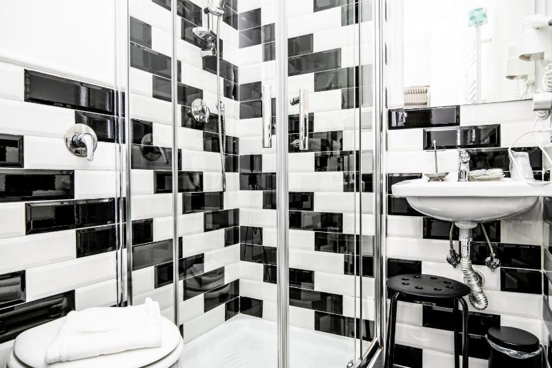 Small Double Room image 4