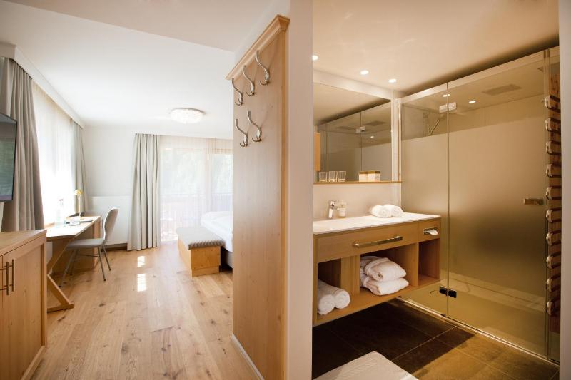 Deluxe Double Room with Balcony image 2