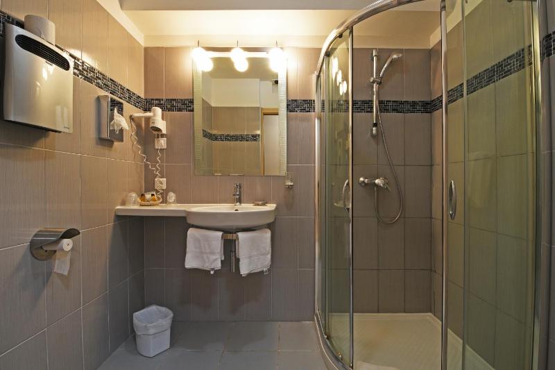 Double Room - street view with balcony image 2