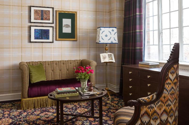Graduate King Room with Wet Bar image 4