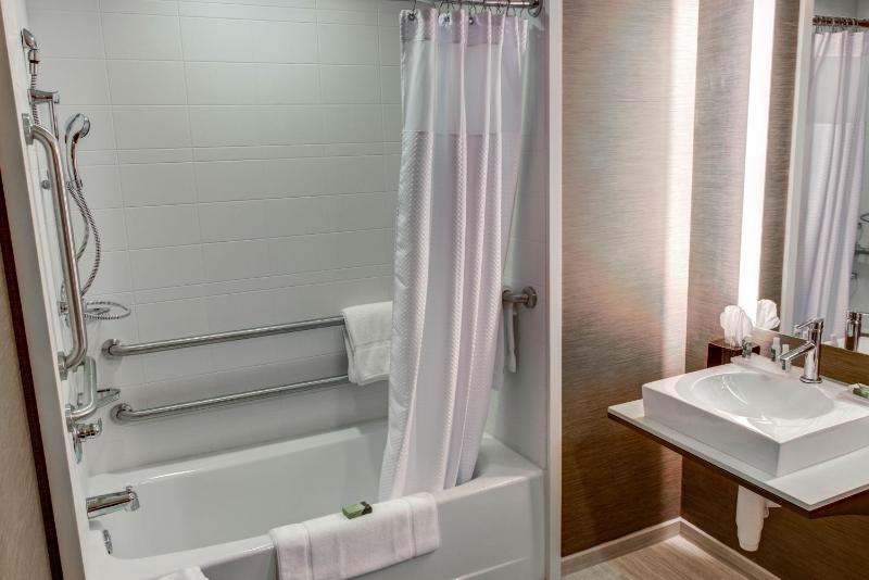 King Suite with Tub - Accessible/Non-Smoking image 4