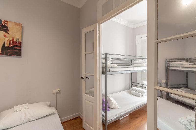 6-Bed Mixed Dormitory Room image 2