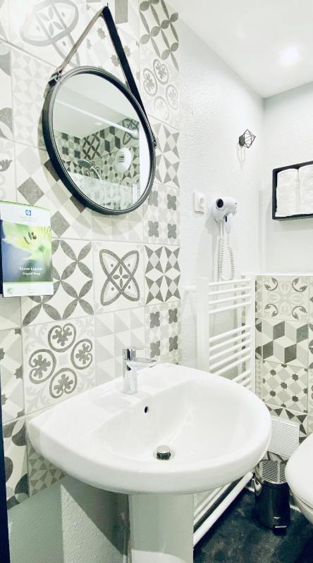 Standard Queen Room image 4
