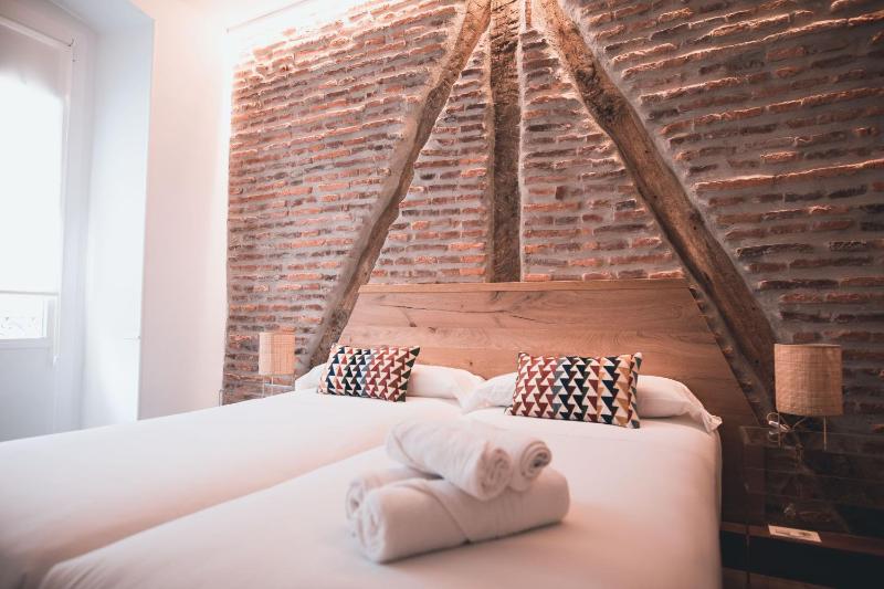 Twin Room with Balcony image 1
