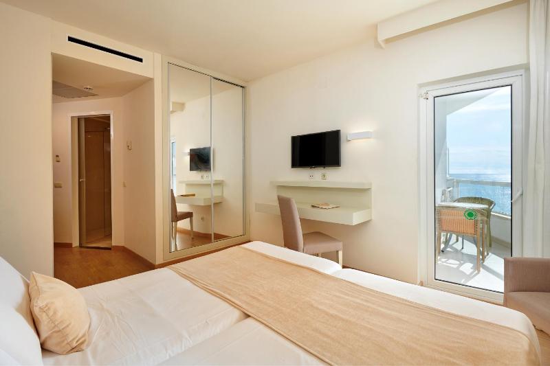 Double Room with Balcony image 3