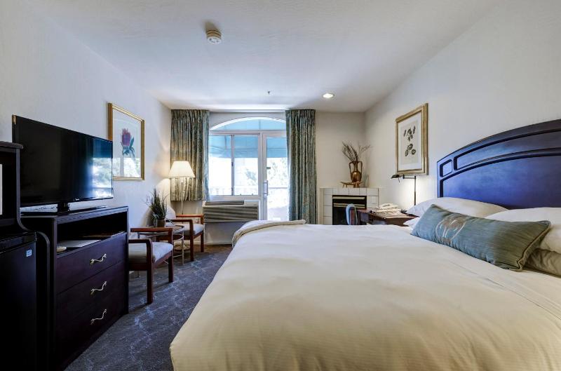 Deluxe King Room image 4