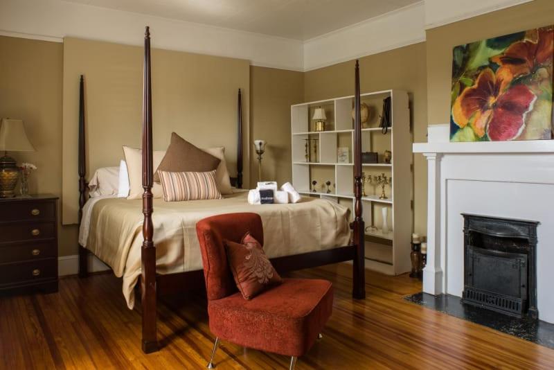 Deluxe Queen Room image 4