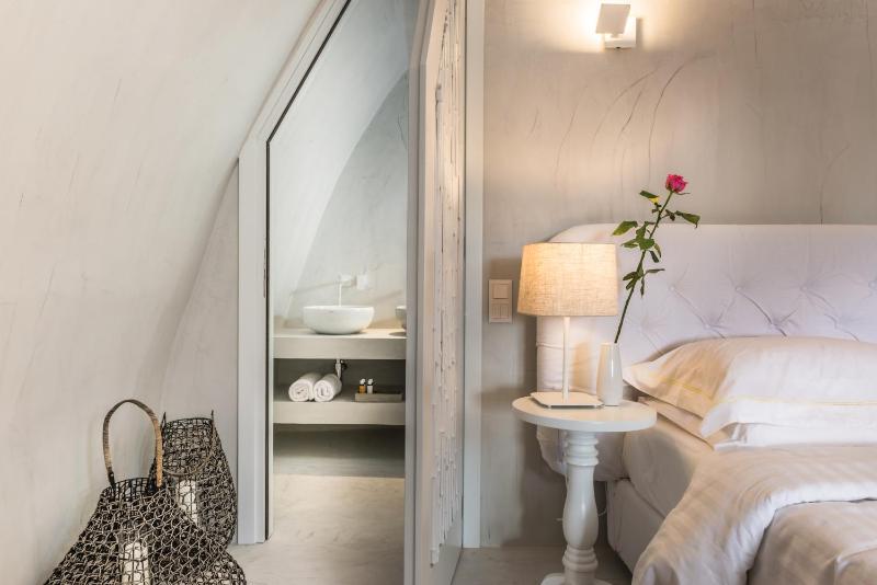 Honeymoon Suite with indoor heated Hot Tub with Caldera View  image 4