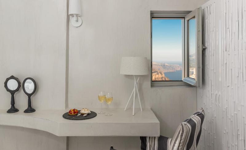 Deluxe Suite with outdoor heated Hot Tub & Caldera View image 4