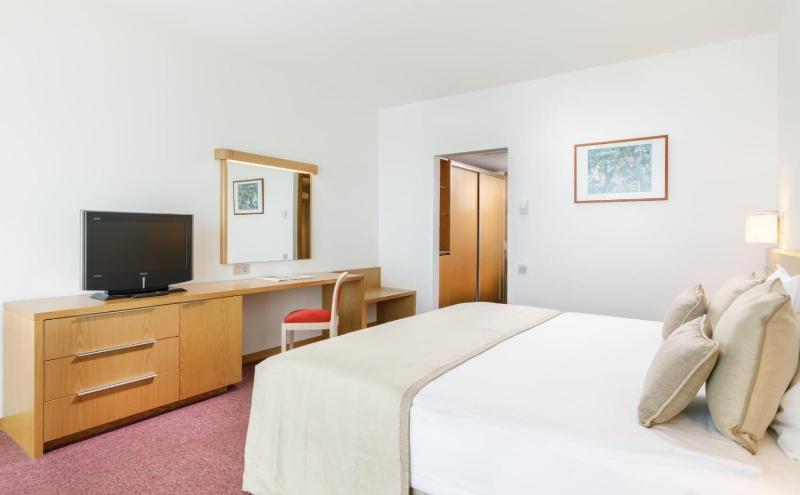 Double Room with Garden View image 3