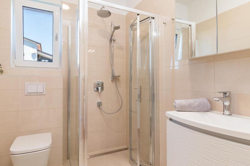 Villa Elena Deluxe mit Whirlpool und beheiztem Pool am Meer und wunderschönen Blick auf die Brijuni Inseln - image 12