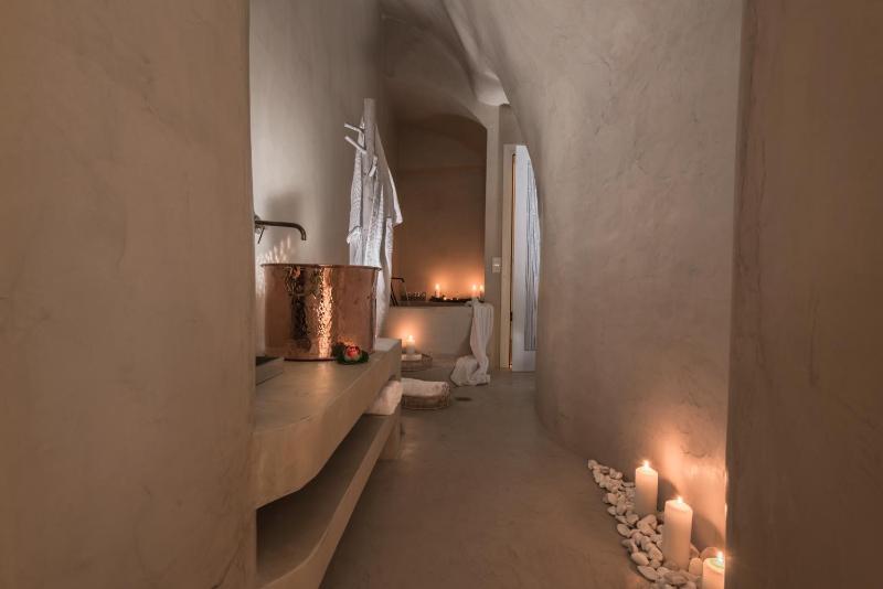 Executive Cave Suite with heated Hot Tub ® image 4