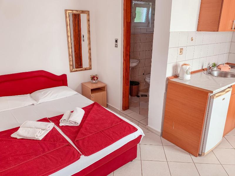 Standard Triple Room with Sea View image 3