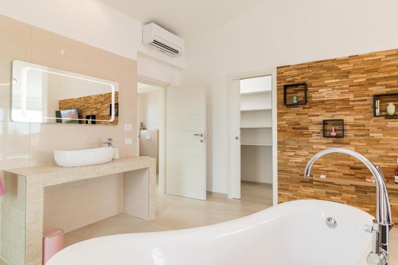 Villa Elena Deluxe mit Whirlpool und beheiztem Pool am Meer und wunderschönen Blick auf die Brijuni Inseln - image 35