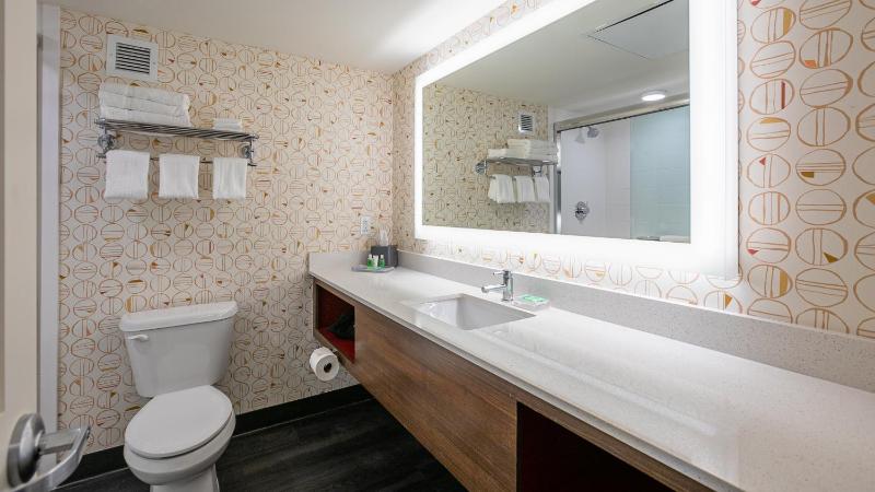 Standard King Room image 2