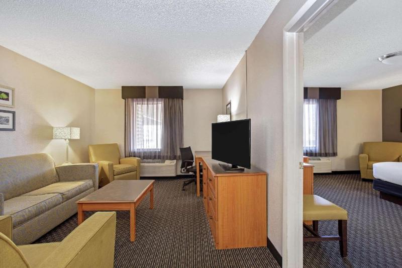 One-Bedroom King Suite - Non-Smoking image 2