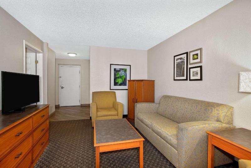 One-Bedroom King Suite - Non-Smoking image 4