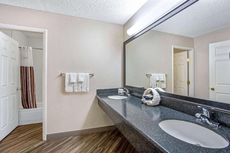 La Quinta Inn & Suites by Wyndham Tucson East - image 4