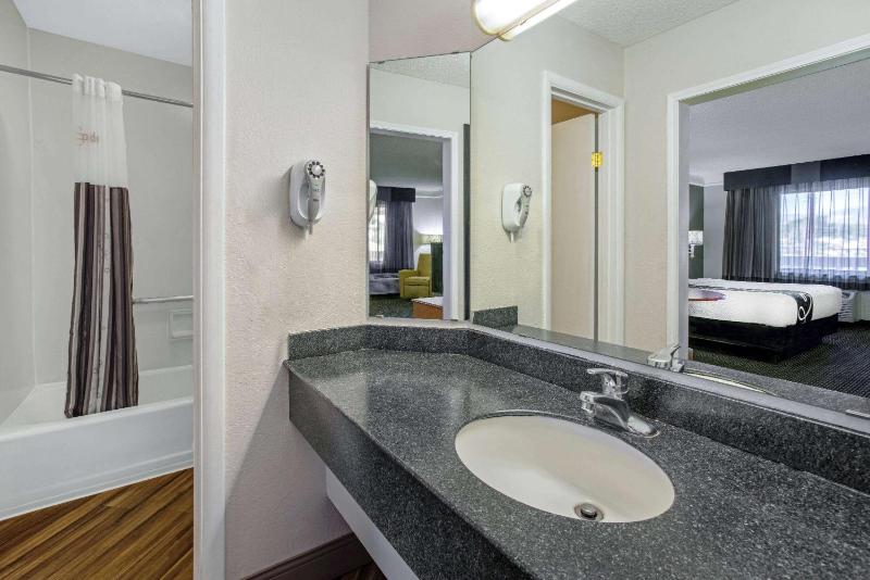 La Quinta Inn & Suites by Wyndham Tucson East - image 31