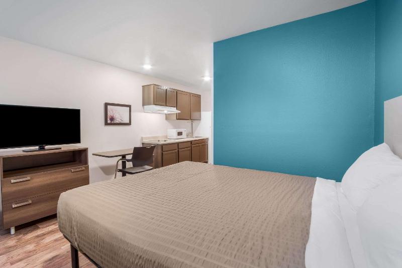 Queen Room  with Roll-In Shower - Disability Access/Non-Smoking image 2
