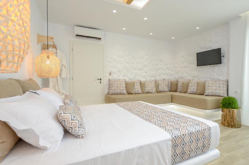 Superior Quadruple Room image 4