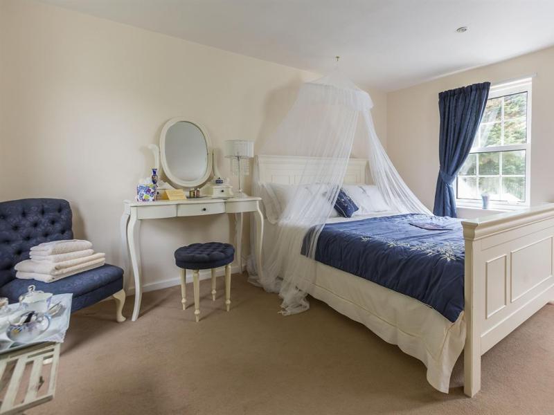 King Room image 3