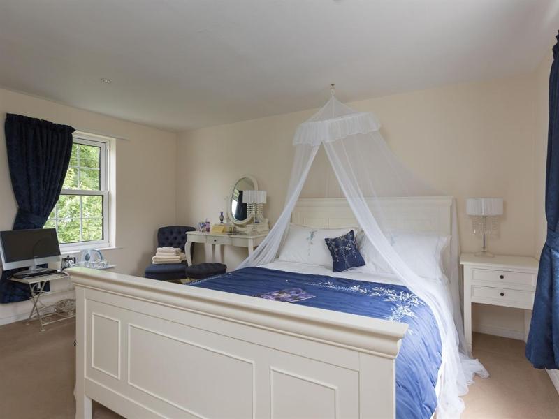 King Room image 4