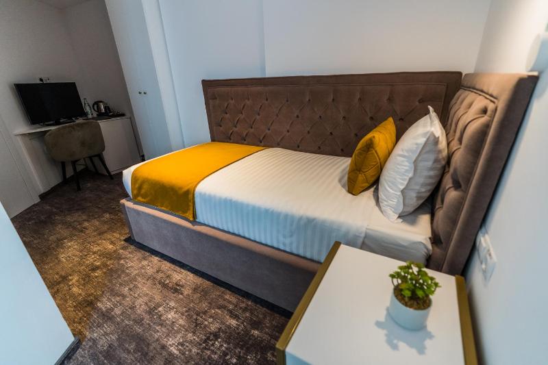 Single Room with Bathroom image 3