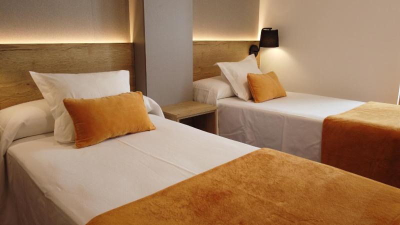 Superior Twin Room image 1