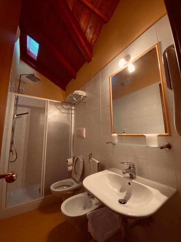 Deluxe Double or Twin Room image 3