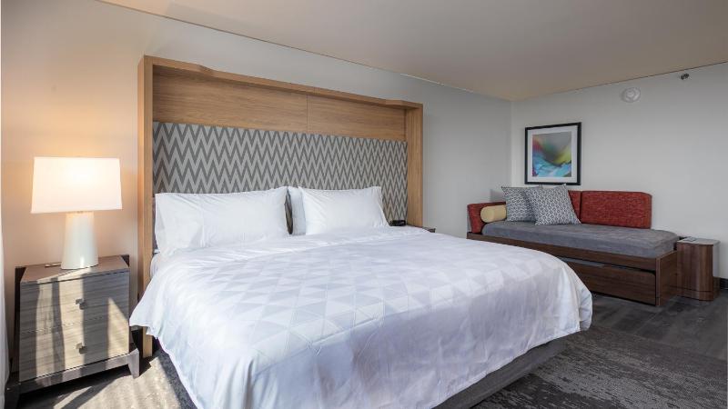 King Room with Roll-Away Bed - Non-Smoking image 4