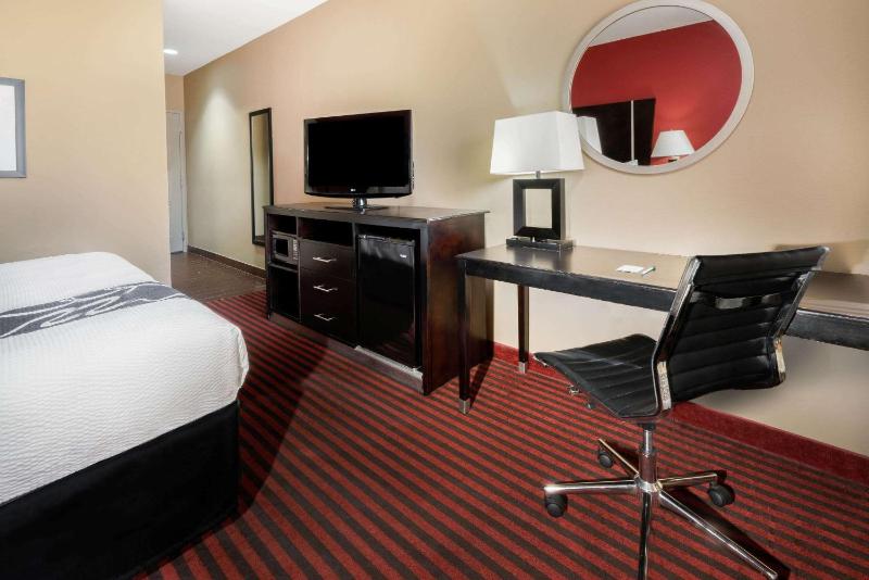 Deluxe King Room - Mobility Access/Non-Smoking image 1