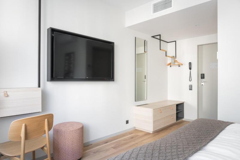 Superior King Room image 3