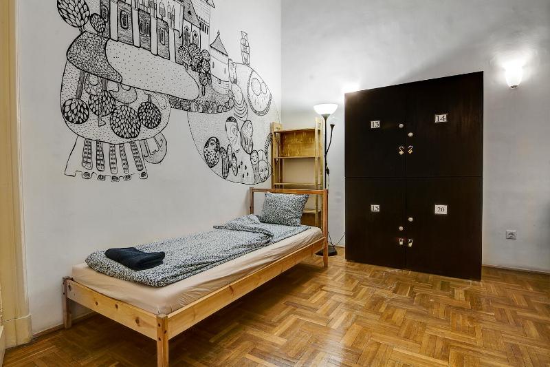 Bed in 4-Bed Mixed Dormitory Room image 4