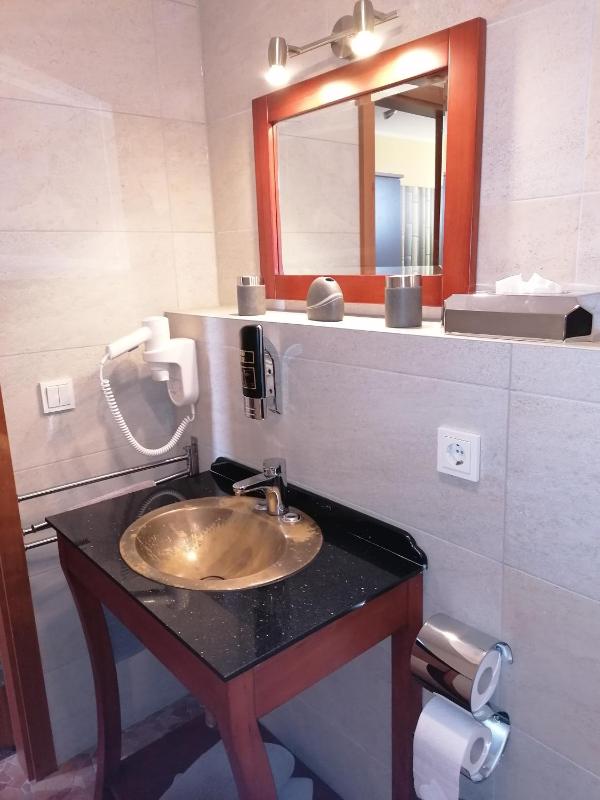 King Room with Lake View image 4