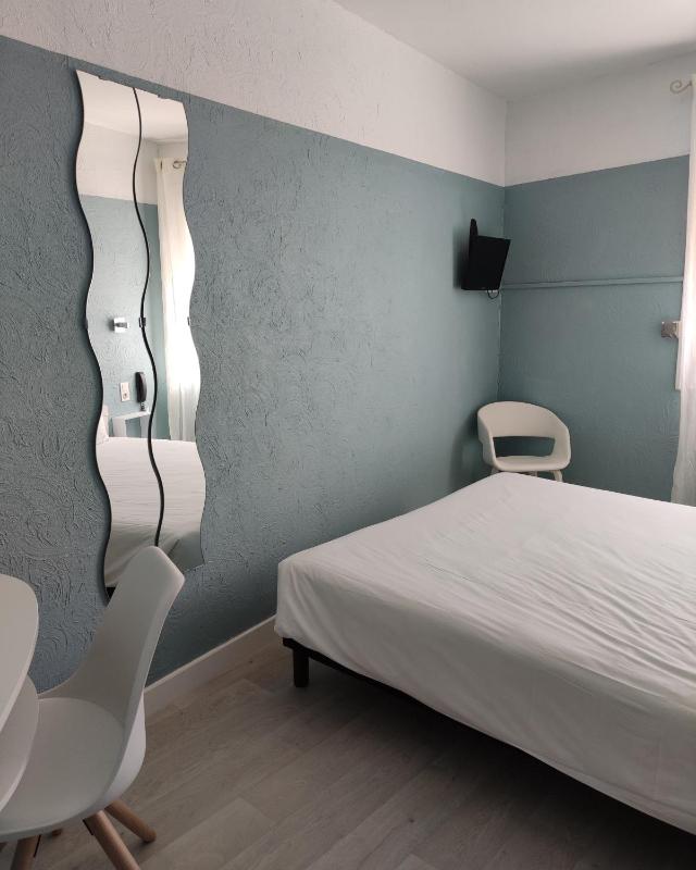 Economy Double Room image 3