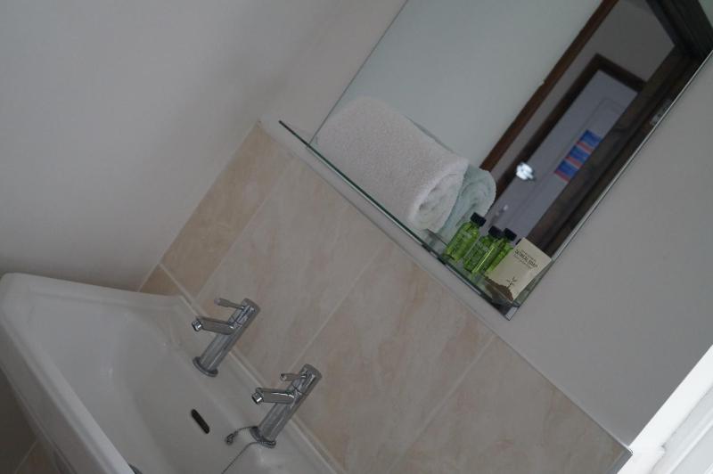 Twin Room image 2