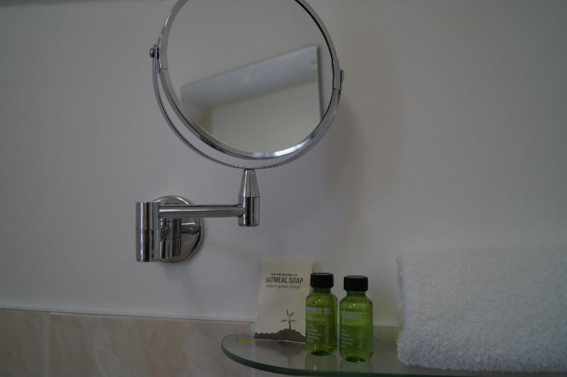 Twin Room image 3