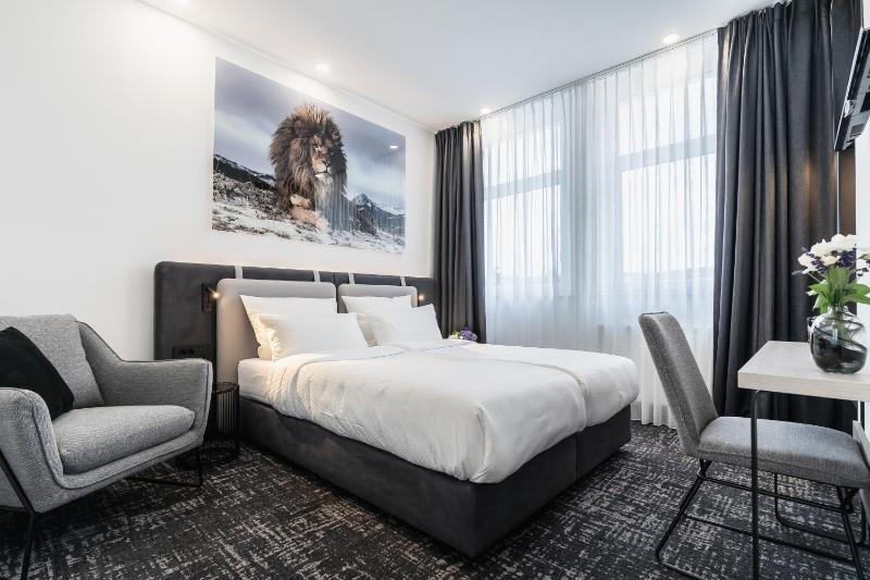 Queen Room image 1