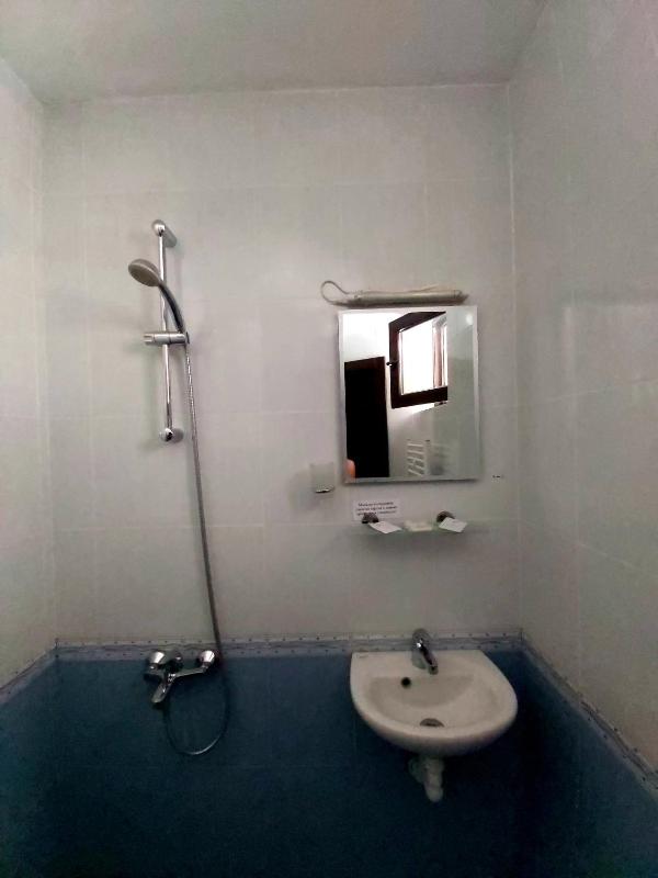 Twin Room with Balcony image 4