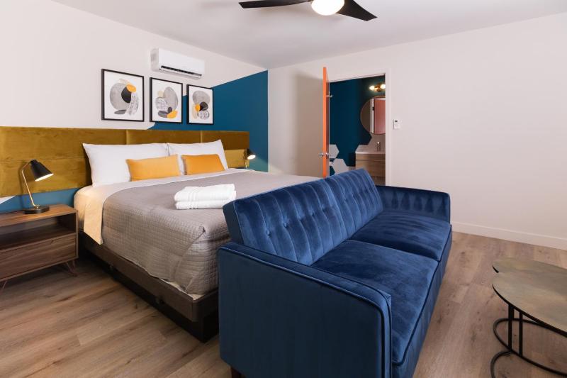 Deluxe King Room image 2
